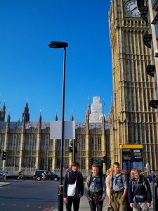 Sippe Elch in London vor dem Big Ben